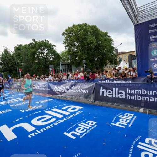 29.06.2025 - hella hamburg halbmarathon Zöllner http://msf.ph/oto/8400350 29.06.2025 10:37:06 Ziel 1385, 1411, 5315, 6123, 6458, 7482, 10738, 11120, 15261, 15410, 16992, 17024, 17125, 17658 meine-sportfotos.de
