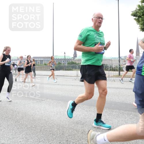 29.06.2025 - hella hamburg halbmarathon Lena Gebhardt http://msf.ph/oto/8400357 29.06.2025 10:40:44 Lombardsbrücke 4612, 17959, 1018, 1037, 1075, 1323, 2042, 2109, 2173, 2206, 2299, 2762, 2763, 2858, 3121, 3293, 3295, 3306, 3432, 3694, 3810, 4044, 4234, 4411, 4530, 4612, 4756, 4774, 4775, 4906, 4972, 5059, 5113, 5351, 5352, 5702, 5753, 5975, 6076, 6098, 6163, 6229, 6278, 6280, 6289, 6363, 6463, 6673, 6842, 7108, 7293, 7956, 8053, 8054, 8307, 8378, 8391, 8429, 8430, 9009, 9237, 10644, 11053 meine-sportfotos.de