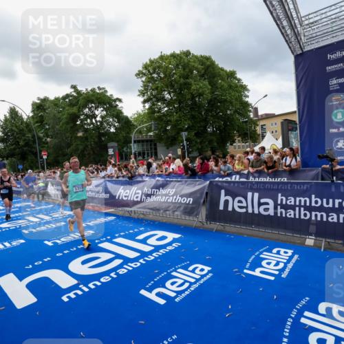 29.06.2025 - hella hamburg halbmarathon Zöllner http://msf.ph/oto/8400363 29.06.2025 10:37:07 Ziel 1385, 1411, 5315, 6123, 6458, 7482, 9178, 10738, 11120, 15261, 15410, 16992, 17024, 17125, 17658 meine-sportfotos.de