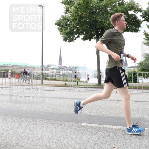 29.06.2025 - hella hamburg halbmarathon Lena Gebhardt http://msf.ph/oto/8400369 29.06.2025 10:49:57 Lombardsbrücke 1040, 1041, 1487, 1511, 1625, 1805, 1888, 2212, 2466, 2668, 2862, 2997, 3701, 3943, 4090, 4870, 5076, 5552, 5694, 5749, 5751, 5997, 6191, 6694, 6830, 7305, 7339, 7366, 7679, 7721, 7722, 7755, 8065, 8254, 9015, 9162, 9605, 9940, 10060, 10403, 10617, 10683, 10704, 11030, 11631, 11716, 11760, 12079, 12124, 12388, 13127, 13128, 13309, 13381, 13744, 13764, 13846, 14505, 14545, 14692, 15626 meine-sportfotos.de