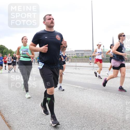 29.06.2025 - hella hamburg halbmarathon Lena Gebhardt http://msf.ph/oto/8400371 29.06.2025 10:58:02 Lombardsbrücke 7, 2900, 1001, 1123, 1242, 1248, 1265, 1388, 2015, 2043, 2169, 2273, 2275, 2451, 2567, 2900, 3191, 3385, 3433, 3644, 3936, 3954, 4059, 4117, 4429, 4521, 4830, 5104, 5632, 5676, 5736, 5782, 6316, 6337, 6825, 6857, 6916, 7172, 7193, 7262, 7556, 7617, 7664, 7720, 7783, 7977, 7990, 8076, 8159, 8439, 8440, 8441, 8442, 8474, 8512, 8708, 8713, 8773, 8888, 9059, 9180, 9233, 9318, 9319, 9394, 9398, 9436, 9481, 9496, 9613, 9636, 9832 meine-sportfotos.de