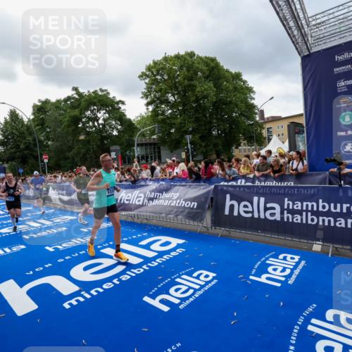 29.06.2025 - hella hamburg halbmarathon Zöllner http://msf.ph/oto/8400375 29.06.2025 10:37:07 Ziel 1385, 1411, 5315, 6123, 6458, 7482, 9178, 10738, 11120, 15261, 15410, 16992, 17024, 17125, 17658 meine-sportfotos.de