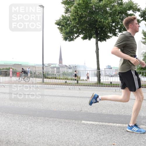 29.06.2025 - hella hamburg halbmarathon Lena Gebhardt http://msf.ph/oto/8400401 29.06.2025 10:49:57 Lombardsbrücke 1040, 1041, 1487, 1511, 1625, 1805, 1888, 2212, 2466, 2668, 2862, 2997, 3701, 3943, 4090, 4870, 5076, 5552, 5694, 5749, 5751, 5997, 6191, 6694, 6830, 7305, 7339, 7366, 7679, 7721, 7722, 7755, 8065, 8254, 9015, 9162, 9605, 9940, 10060, 10403, 10617, 10683, 10704, 11030, 11631, 11716, 11760, 12079, 12124, 12388, 13127, 13128, 13309, 13381, 13744, 13764, 13846, 14505, 14545, 14692, 15626 meine-sportfotos.de