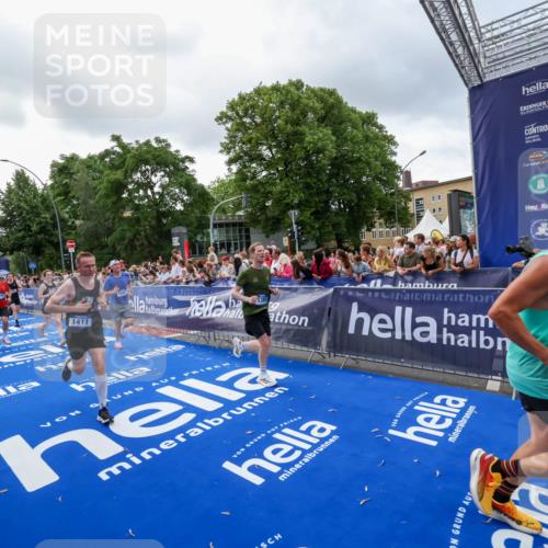 29.06.2025 - hella hamburg halbmarathon Zöllner http://msf.ph/oto/8400420 29.06.2025 10:37:08 Ziel 1385, 1411, 5315, 5923, 6123, 6458, 7482, 9178, 10738, 11120, 15261, 15410, 16992, 17024, 17125, 17658 meine-sportfotos.de