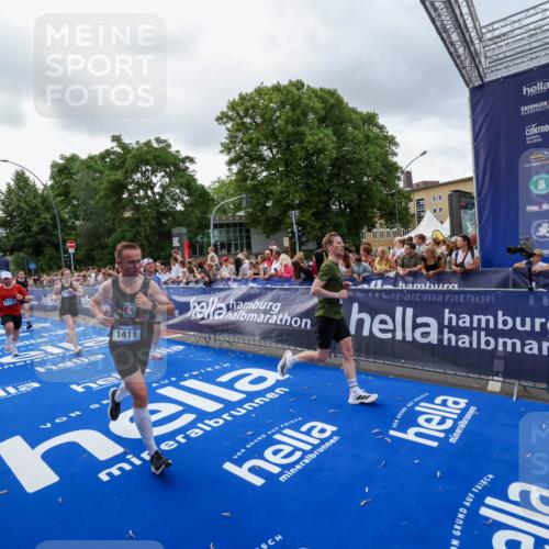 29.06.2025 - hella hamburg halbmarathon Zöllner http://msf.ph/oto/8400434 29.06.2025 10:37:08 Ziel 1385, 1411, 5315, 5923, 6123, 6458, 7482, 9178, 10738, 11120, 15261, 15410, 16992, 17024, 17125, 17658 meine-sportfotos.de