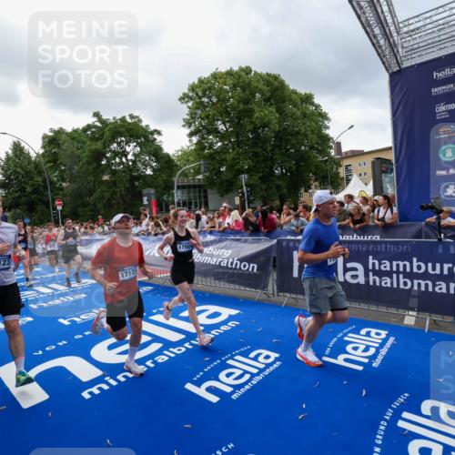 29.06.2025 - hella hamburg halbmarathon Zöllner http://msf.ph/oto/8400513 29.06.2025 10:37:09 Ziel 1385, 1411, 5923, 6123, 6458, 7482, 8362, 9178, 10738, 11120, 15261, 15410, 16992, 17024, 17125, 17658 meine-sportfotos.de