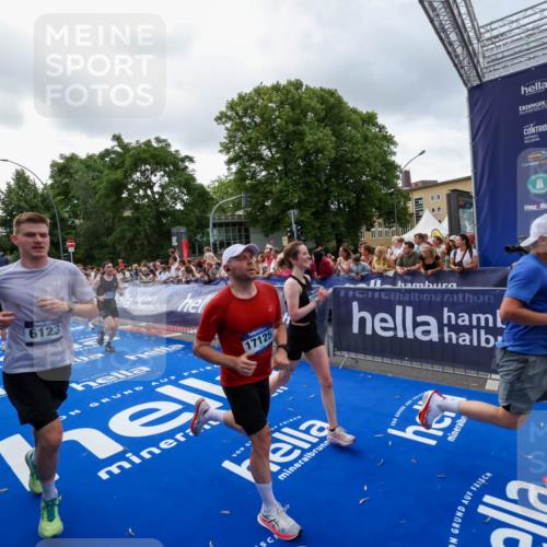 29.06.2025 - hella hamburg halbmarathon Zöllner http://msf.ph/oto/8400529 29.06.2025 10:37:10 Ziel 5923, 6123, 6458, 7482, 8362, 9178, 10738, 11120, 11423, 13972, 15261, 15410, 16992, 17024, 17125, 17658 meine-sportfotos.de