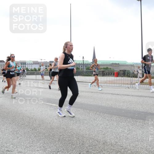 29.06.2025 - hella hamburg halbmarathon Lena Gebhardt http://msf.ph/oto/8400530 29.06.2025 10:40:45 Lombardsbrücke 19168, 10166, 4614, 1018, 1037, 1075, 1323, 2042, 2109, 2173, 2206, 2299, 2762, 2763, 2858, 3121, 3293, 3295, 3306, 3432, 3694, 3810, 4044, 4234, 4411, 4530, 4612, 4774, 4775, 4906, 4972, 5059, 5702, 5753, 5975, 6076, 6098, 6163, 6229, 6278, 6280, 6289, 6363, 6463, 6673, 6842, 7108, 7293, 7956, 8053, 8054, 8307, 8378, 8391, 8429, 8430, 9009, 9237, 10644, 11053 meine-sportfotos.de