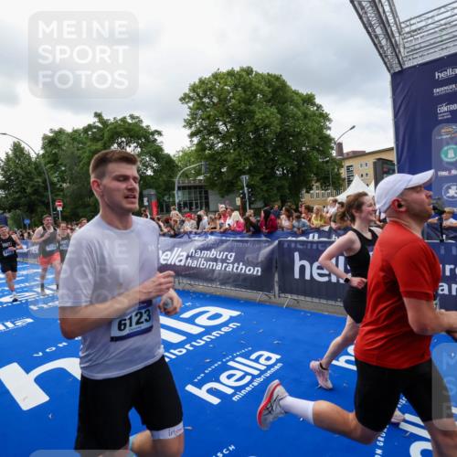 29.06.2025 - hella hamburg halbmarathon Zöllner http://msf.ph/oto/8400549 29.06.2025 10:37:10 Ziel 5923, 6123, 6458, 7482, 8362, 9178, 10738, 11120, 11423, 13972, 15261, 15410, 16992, 17024, 17125, 17658 meine-sportfotos.de