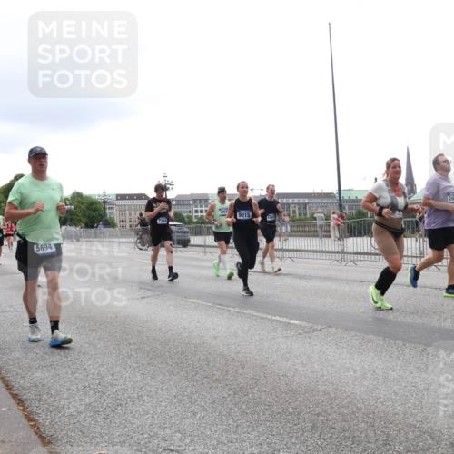 29.06.2025 - hella hamburg halbmarathon Lena Gebhardt http://msf.ph/oto/8400565 29.06.2025 10:49:58 Lombardsbrücke 5694, 1454, 9015, 1065, 7366, 1040, 1041, 1487, 1511, 1805, 1888, 2212, 2466, 2668, 2862, 2997, 3701, 4090, 4870, 5076, 5552, 5694, 5749, 5751, 5997, 6191, 6680, 6694, 6830, 7305, 7339, 7366, 7679, 7721, 7722, 7755, 8065, 8254, 9015, 9162, 9605, 9940, 10060, 10403, 10617, 10683, 10704, 11030, 11631, 11716, 11760, 12079, 12124, 12388, 13127, 13128, 13309, 13381, 13744, 13764, 13846, 14144, 14505, 14545, 14692, 15626 meine-sportfotos.de