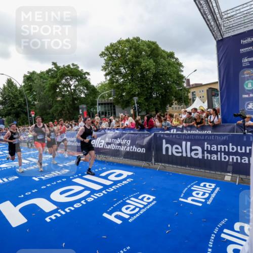 29.06.2025 - hella hamburg halbmarathon Zöllner http://msf.ph/oto/8400571 29.06.2025 10:37:10 Ziel 5923, 6123, 6458, 7482, 8362, 9178, 10738, 11120, 11423, 13972, 15261, 15410, 16992, 17024, 17125, 17658 meine-sportfotos.de