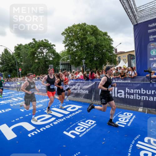29.06.2025 - hella hamburg halbmarathon Zöllner http://msf.ph/oto/8400609 29.06.2025 10:37:11 Ziel 5923, 6123, 6458, 7482, 8362, 9178, 10190, 10738, 11120, 11423, 13972, 15178, 15410, 16992, 17658 meine-sportfotos.de