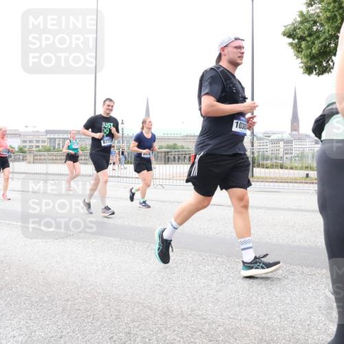 29.06.2025 - hella hamburg halbmarathon Lena Gebhardt http://msf.ph/oto/8400610 29.06.2025 10:58:04 Lombardsbrücke 11353, 3644, 8773, 8474, 10380, 25, 1001, 1123, 1242, 1248, 1265, 1388, 1845, 2015, 2043, 2169, 2273, 2275, 2451, 2567, 2900, 3191, 3644, 3936, 3954, 4059, 4117, 4429, 4521, 4830, 5104, 5632, 5676, 5736, 5782, 6316, 6337, 6825, 6916, 7172, 7193, 7262, 7556, 7617, 7664, 7783, 7977, 7990, 8076, 8159, 8439, 8440, 8441, 8442, 8474, 8512, 8708, 8713, 8773, 8888, 9059, 9180, 9233, 9239, 9318, 9319, 9394, 9398, 9436, 9481, 9496, 9613, 9636, 9832 meine-sportfotos.de