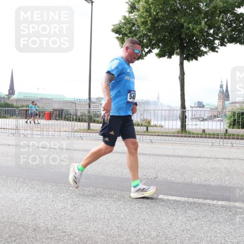 29.06.2025 - hella hamburg halbmarathon Lena Gebhardt http://msf.ph/oto/8400629 29.06.2025 10:23:45 Lombardsbrücke 540, 1048, 1304, 1362, 1444, 1545, 2125, 2489, 4122, 4391, 4597, 4646, 4728, 4990, 5055, 5160, 5258, 5260, 5358, 5406, 5661, 6502, 6747, 7013, 7029, 7820, 8031, 8141, 8149, 8181, 8502, 8676, 8717, 9217, 9603, 9715, 10649, 10739, 11044, 11300, 11415, 11454, 11793, 11798, 11879, 12874, 13149, 14265, 14510, 14512, 14521, 14821, 15709, 15739, 15853, 16185, 16251, 17013, 17199, 17719 meine-sportfotos.de