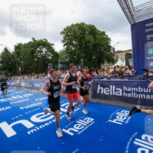 29.06.2025 - hella hamburg halbmarathon Zöllner http://msf.ph/oto/8400630 29.06.2025 10:37:11 Ziel 5923, 6123, 6458, 7482, 8362, 9178, 10190, 10738, 11120, 11423, 13972, 15178, 15410, 16992, 17658 meine-sportfotos.de