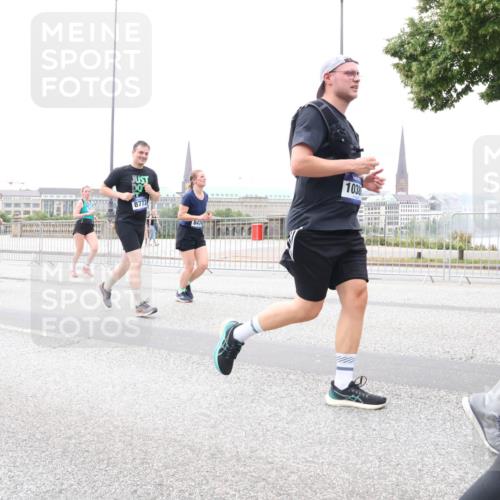 29.06.2025 - hella hamburg halbmarathon Lena Gebhardt http://msf.ph/oto/8400639 29.06.2025 10:58:04 Lombardsbrücke 3644, 9398, 8773, 8474, 1038, 1001, 1123, 1242, 1248, 1265, 1388, 1845, 2015, 2043, 2169, 2273, 2275, 2451, 2567, 2900, 3191, 3644, 3936, 3954, 4059, 4117, 4429, 4521, 4830, 5104, 5632, 5676, 5736, 5782, 6316, 6337, 6825, 6916, 7172, 7193, 7262, 7556, 7617, 7664, 7783, 7977, 7990, 8076, 8159, 8439, 8440, 8441, 8442, 8474, 8512, 8708, 8713, 8773, 8888, 9059, 9180, 9233, 9239, 9318, 9319, 9394, 9398, 9436, 9481, 9496, 9613, 9636, 9832 meine-sportfotos.de