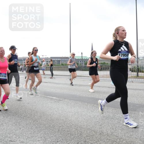 29.06.2025 - hella hamburg halbmarathon Lena Gebhardt http://msf.ph/oto/8400651 29.06.2025 10:40:45 Lombardsbrücke 19168, 0166, 4614, 17959, 1018, 1037, 1075, 1323, 2042, 2109, 2173, 2206, 2299, 2762, 2763, 2858, 3121, 3293, 3295, 3306, 3432, 3694, 3810, 4044, 4234, 4411, 4530, 4612, 4774, 4775, 4906, 4972, 5059, 5702, 5753, 5975, 6076, 6098, 6163, 6229, 6278, 6280, 6289, 6363, 6463, 6673, 6842, 7108, 7293, 7956, 8053, 8054, 8307, 8378, 8391, 8429, 8430, 9009, 9237, 10644, 11053 meine-sportfotos.de