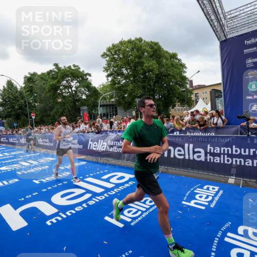 29.06.2025 - hella hamburg halbmarathon Zöllner http://msf.ph/oto/8400677 29.06.2025 10:37:13 Ziel 4860, 5923, 7482, 8362, 9178, 10190, 11423, 13972, 15178, 17137, 17658, 17726 meine-sportfotos.de