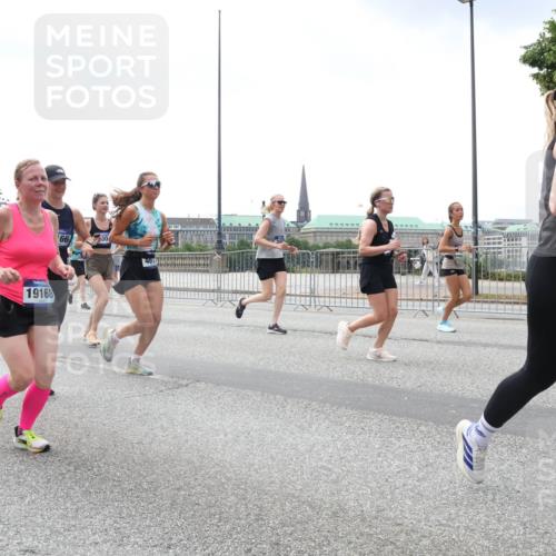 29.06.2025 - hella hamburg halbmarathon Lena Gebhardt http://msf.ph/oto/8400690 29.06.2025 10:40:45 Lombardsbrücke 19168, 66, 30, 461, 1018, 1037, 1075, 1323, 2042, 2109, 2173, 2206, 2299, 2762, 2763, 2858, 3121, 3293, 3295, 3306, 3432, 3694, 3810, 4044, 4234, 4411, 4530, 4612, 4774, 4775, 4906, 4972, 5059, 5702, 5753, 5975, 6076, 6098, 6163, 6229, 6278, 6280, 6289, 6363, 6463, 6673, 6842, 7108, 7293, 7956, 8053, 8054, 8307, 8378, 8391, 8429, 8430, 9009, 9237, 10644, 11053 meine-sportfotos.de