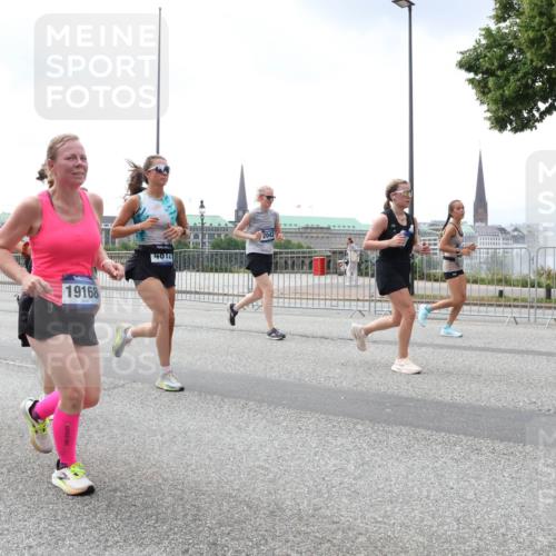 29.06.2025 - hella hamburg halbmarathon Lena Gebhardt http://msf.ph/oto/8400759 29.06.2025 10:40:46 Lombardsbrücke 19168, 4014, 1075, 1317, 1323, 2042, 2173, 2206, 2299, 2762, 2763, 2858, 3121, 3293, 3295, 3306, 3432, 3694, 3810, 4044, 4234, 4411, 4530, 4612, 4774, 4775, 4906, 4972, 5059, 5549, 5702, 5753, 5975, 6076, 6098, 6163, 6229, 6278, 6280, 6289, 6363, 6463, 6842, 7108, 7293, 7956, 8053, 8054, 8307, 8378, 8391, 8429, 8430, 9009, 9237, 10644, 11053 meine-sportfotos.de
