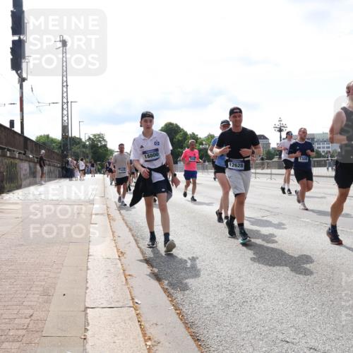 29.06.2025 - hella hamburg halbmarathon Lena Gebhardt http://msf.ph/oto/8400780 29.06.2025 10:16:07 Lombardsbrücke 18800, 1308, 12628, 1156, 1212, 1308, 1599, 1651, 2071, 2076, 2165, 2436, 2803, 2835, 3134, 3167, 3648, 4007, 4583, 4637, 4828, 5046, 5294, 5423, 6024, 7753, 7897, 7941, 7942, 8169, 8274, 8554, 8597, 8645, 8746, 8885, 9192, 9601, 9628, 9675, 9784, 9802, 9810, 9881, 10107, 10108, 10139, 10141, 10183, 10292, 10608, 10844, 10990, 11113, 11303, 11344, 11345, 11478, 11774, 11783, 11818, 12427, 12469, 13179, 13818, 13951, 14423, 14550 meine-sportfotos.de