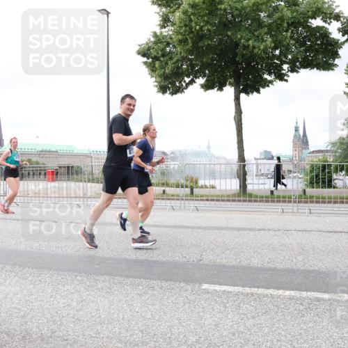 29.06.2025 - hella hamburg halbmarathon Lena Gebhardt http://msf.ph/oto/8400781 29.06.2025 10:58:05 Lombardsbrücke 9398, 87, 1001, 1123, 1242, 1248, 1265, 1388, 1845, 2015, 2043, 2169, 2273, 2275, 2451, 2567, 2900, 3191, 3540, 3644, 3936, 3954, 4059, 4117, 4429, 4521, 4830, 5104, 5632, 5676, 5782, 6316, 6337, 6825, 6916, 7172, 7193, 7262, 7556, 7617, 7664, 7783, 7977, 7990, 8076, 8159, 8439, 8440, 8441, 8442, 8474, 8512, 8708, 8713, 8773, 8888, 9059, 9123, 9180, 9233, 9239, 9318, 9319, 9394, 9398, 9436, 9481, 9613, 9636, 9832 meine-sportfotos.de