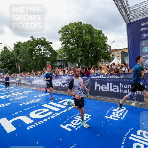 29.06.2025 - hella hamburg halbmarathon Zöllner http://msf.ph/oto/8400783 29.06.2025 10:37:16 Ziel 4860, 5003, 5923, 8362, 9178, 10190, 11423, 12900, 13972, 15178, 17137, 17726 meine-sportfotos.de