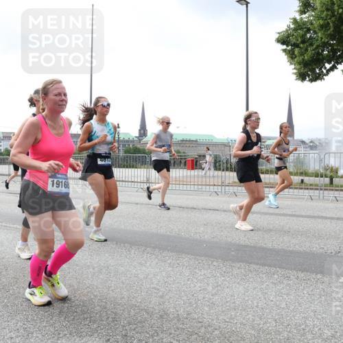 29.06.2025 - hella hamburg halbmarathon Lena Gebhardt http://msf.ph/oto/8400785 29.06.2025 10:40:46 Lombardsbrücke 19168, 4614, 1075, 1317, 1323, 2042, 2173, 2206, 2299, 2762, 2763, 2858, 3121, 3293, 3295, 3306, 3432, 3694, 3810, 4044, 4234, 4411, 4530, 4612, 4774, 4775, 4906, 4972, 5059, 5549, 5702, 5753, 5975, 6076, 6098, 6163, 6229, 6278, 6280, 6289, 6363, 6463, 6842, 7108, 7293, 7956, 8053, 8054, 8307, 8378, 8391, 8429, 8430, 9009, 9237, 10644, 11053 meine-sportfotos.de
