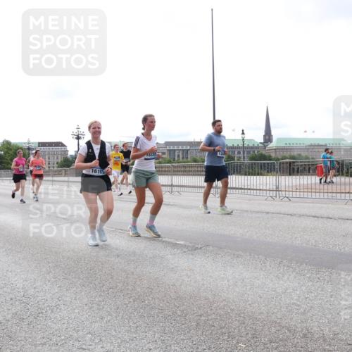 29.06.2025 - hella hamburg halbmarathon Lena Gebhardt http://msf.ph/oto/8400803 29.06.2025 10:23:46 Lombardsbrücke 16185, 16331, 130, 1048, 1304, 1362, 1444, 1545, 2125, 2489, 3013, 4122, 4391, 4597, 4646, 4728, 4990, 5055, 5160, 5258, 5260, 5358, 5406, 5661, 6747, 7013, 7029, 7426, 7820, 8031, 8141, 8149, 8181, 8502, 8676, 8717, 9217, 9603, 9715, 10649, 11044, 11300, 11415, 11454, 11793, 11798, 11879, 12874, 13149, 14265, 14510, 14512, 14521, 14821, 15709, 15739, 15853, 16185, 16251, 17199, 17719 meine-sportfotos.de