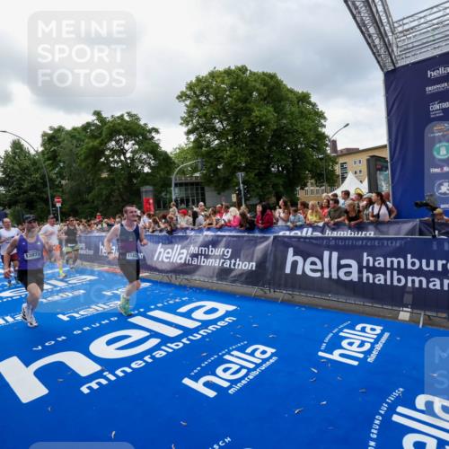 29.06.2025 - hella hamburg halbmarathon Zöllner http://msf.ph/oto/8400806 29.06.2025 10:37:18 Ziel 4860, 5003, 8362, 10190, 11423, 12900, 13972, 15178, 17137, 17726 meine-sportfotos.de