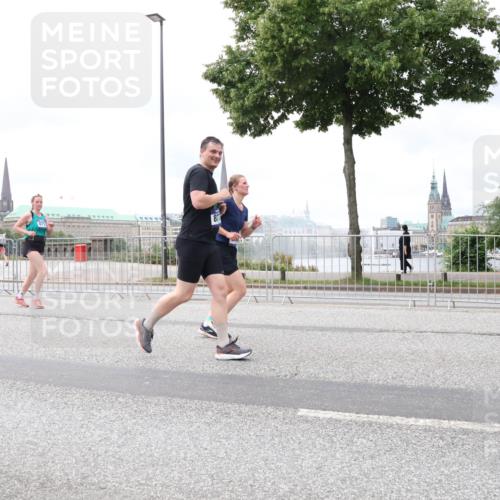 29.06.2025 - hella hamburg halbmarathon Lena Gebhardt http://msf.ph/oto/8400816 29.06.2025 10:58:05 Lombardsbrücke 9398, 1001, 1123, 1242, 1248, 1265, 1388, 1845, 2015, 2043, 2169, 2273, 2275, 2451, 2567, 2900, 3191, 3540, 3644, 3936, 3954, 4059, 4117, 4429, 4521, 4830, 5104, 5632, 5676, 5782, 6316, 6337, 6825, 6916, 7172, 7193, 7262, 7556, 7617, 7664, 7783, 7977, 7990, 8076, 8159, 8439, 8440, 8441, 8442, 8474, 8512, 8708, 8713, 8773, 8888, 9059, 9123, 9180, 9233, 9239, 9318, 9319, 9394, 9398, 9436, 9481, 9613, 9636, 9832 meine-sportfotos.de