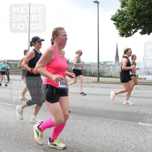 29.06.2025 - hella hamburg halbmarathon Lena Gebhardt http://msf.ph/oto/8400860 29.06.2025 10:40:46 Lombardsbrücke 1916, 1075, 1317, 1323, 2042, 2173, 2206, 2299, 2762, 2763, 2858, 3121, 3293, 3295, 3306, 3432, 3694, 3810, 4044, 4234, 4411, 4530, 4612, 4774, 4775, 4906, 4972, 5059, 5549, 5702, 5753, 5975, 6076, 6098, 6163, 6229, 6278, 6280, 6289, 6363, 6463, 6842, 7108, 7293, 7956, 8053, 8054, 8307, 8378, 8391, 8429, 8430, 9009, 9237, 10644, 11053 meine-sportfotos.de