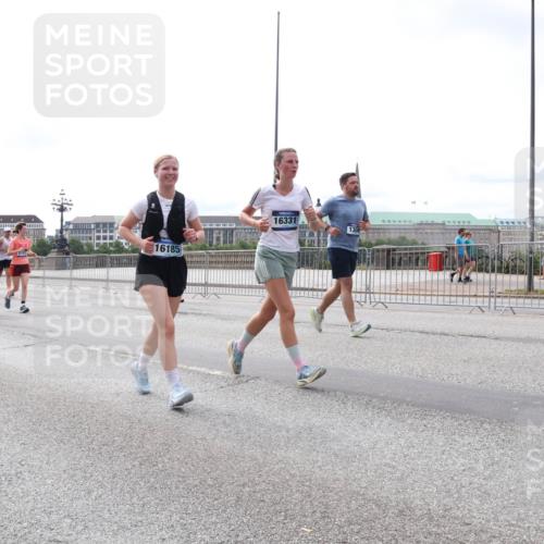 29.06.2025 - hella hamburg halbmarathon Lena Gebhardt http://msf.ph/oto/8400864 29.06.2025 10:23:47 Lombardsbrücke 2125, 4181, 16185, 16331, 130, 1048, 1304, 1362, 1444, 1545, 2125, 2489, 3013, 4122, 4391, 4597, 4646, 4728, 4990, 5039, 5055, 5160, 5258, 5260, 5358, 5406, 5661, 5954, 6747, 7013, 7029, 7426, 7820, 8031, 8141, 8149, 8181, 8502, 8676, 8717, 9217, 9603, 9715, 10649, 11044, 11300, 11347, 11415, 11454, 11793, 11798, 11879, 12874, 13149, 14265, 14510, 14512, 14521, 14821, 15709, 15739, 15853, 16185, 16251, 17199 meine-sportfotos.de