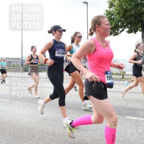 29.06.2025 - hella hamburg halbmarathon Lena Gebhardt http://msf.ph/oto/8400885 29.06.2025 10:40:46 Lombardsbrücke 306, 10166, 1916, 1075, 1317, 1323, 2042, 2173, 2206, 2299, 2762, 2763, 2858, 3121, 3293, 3295, 3306, 3432, 3694, 3810, 4044, 4234, 4411, 4530, 4612, 4774, 4775, 4906, 4972, 5059, 5549, 5702, 5753, 5975, 6076, 6098, 6163, 6229, 6278, 6280, 6289, 6363, 6463, 6842, 7108, 7293, 7956, 8053, 8054, 8307, 8378, 8391, 8429, 8430, 9009, 9237, 10644, 11053 meine-sportfotos.de