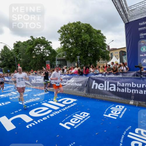 29.06.2025 - hella hamburg halbmarathon Zöllner http://msf.ph/oto/8400886 29.06.2025 10:37:19 Ziel 4860, 5003, 10190, 11423, 12900, 13972, 14459, 15178, 17137, 17726 meine-sportfotos.de