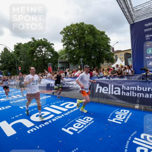 29.06.2025 - hella hamburg halbmarathon Zöllner http://msf.ph/oto/8400908 29.06.2025 10:37:19 Ziel 4860, 5003, 10190, 11423, 12900, 13972, 14459, 15178, 17137, 17726 meine-sportfotos.de