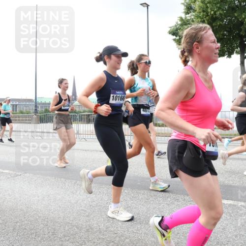 29.06.2025 - hella hamburg halbmarathon Lena Gebhardt http://msf.ph/oto/8400918 29.06.2025 10:40:46 Lombardsbrücke 0806, 10166, 461, 204, 1075, 1317, 1323, 2042, 2173, 2206, 2299, 2762, 2763, 2858, 3121, 3293, 3295, 3306, 3432, 3694, 3810, 4044, 4234, 4411, 4530, 4612, 4774, 4775, 4906, 4972, 5059, 5549, 5702, 5753, 5975, 6076, 6098, 6163, 6229, 6278, 6280, 6289, 6363, 6463, 6842, 7108, 7293, 7956, 8053, 8054, 8307, 8378, 8391, 8429, 8430, 9009, 9237, 10644, 11053 meine-sportfotos.de
