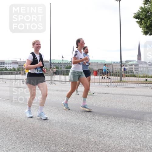 29.06.2025 - hella hamburg halbmarathon Lena Gebhardt http://msf.ph/oto/8400920 29.06.2025 10:23:47 Lombardsbrücke 8181, 16185, 130, 1048, 1304, 1362, 1444, 1545, 2125, 2489, 3013, 4122, 4391, 4597, 4646, 4728, 4990, 5039, 5055, 5160, 5258, 5260, 5358, 5406, 5661, 5954, 6747, 7013, 7029, 7426, 7820, 8031, 8141, 8149, 8181, 8502, 8676, 8717, 9217, 9603, 9715, 10649, 11044, 11300, 11347, 11415, 11454, 11793, 11798, 11879, 12874, 13149, 14265, 14510, 14512, 14521, 14821, 15709, 15739, 15853, 16185, 16251, 17199 meine-sportfotos.de