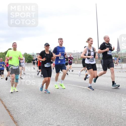 29.06.2025 - hella hamburg halbmarathon Lena Gebhardt http://msf.ph/oto/8400929 29.06.2025 10:58:06 Lombardsbrücke 6316, 31, 155, 9180, 17956, 337, 2015, 13364, 1135, 1001, 1123, 1242, 1248, 1265, 1388, 1845, 2015, 2043, 2169, 2273, 2275, 2451, 2567, 2900, 3191, 3540, 3644, 3936, 3954, 4059, 4117, 4429, 4521, 4830, 5104, 5632, 5676, 5782, 6316, 6337, 6825, 6916, 7172, 7193, 7262, 7556, 7617, 7664, 7783, 7977, 7990, 8076, 8159, 8439, 8440, 8441, 8442, 8474, 8512, 8713, 8773, 8888, 9059, 9123, 9180, 9233, 9239, 9318, 9319, 9394, 9398, 9436, 9481, 9613, 9636, 9832 meine-sportfotos.de