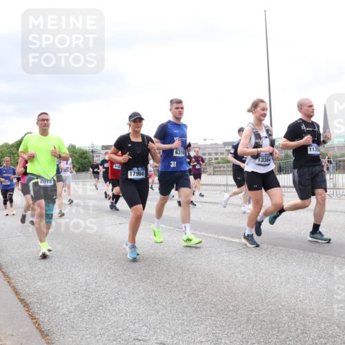 29.06.2025 - hella hamburg halbmarathon Lena Gebhardt http://msf.ph/oto/8400962 29.06.2025 10:58:06 Lombardsbrücke 9180, 6337, 2015, 9436, 17956, 11353, 6316, 13364, 31, 1001, 1123, 1242, 1248, 1265, 1388, 1845, 2015, 2043, 2169, 2273, 2275, 2451, 2567, 2900, 3191, 3540, 3644, 3936, 3954, 4059, 4117, 4429, 4521, 4830, 5104, 5632, 5676, 5782, 6316, 6337, 6825, 6916, 7172, 7193, 7262, 7556, 7617, 7664, 7783, 7977, 7990, 8076, 8159, 8439, 8440, 8441, 8442, 8474, 8512, 8713, 8773, 8888, 9059, 9123, 9180, 9233, 9239, 9318, 9319, 9394, 9398, 9436, 9481, 9613, 9636, 9832 meine-sportfotos.de