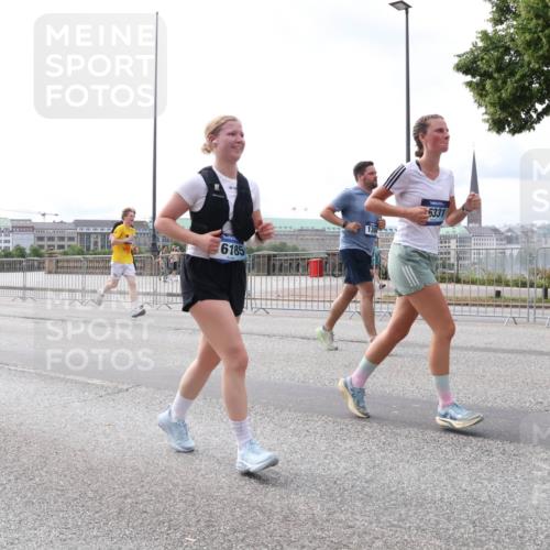 29.06.2025 - hella hamburg halbmarathon Lena Gebhardt http://msf.ph/oto/8400980 29.06.2025 10:23:48 Lombardsbrücke 2125, 6185, 130, 6331, 1048, 1304, 1362, 1444, 1545, 2125, 2489, 3013, 4122, 4391, 4597, 4646, 4728, 4990, 5039, 5055, 5160, 5258, 5260, 5358, 5406, 5661, 5954, 6747, 7013, 7029, 7426, 7820, 8031, 8141, 8149, 8181, 8502, 8676, 8717, 9217, 9603, 9715, 10649, 11044, 11300, 11347, 11415, 11454, 11793, 11879, 12874, 13149, 14265, 14510, 14512, 14521, 15709, 15739, 15853, 16185, 16251, 17199 meine-sportfotos.de