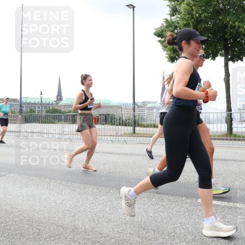 29.06.2025 - hella hamburg halbmarathon Lena Gebhardt http://msf.ph/oto/8400992 29.06.2025 10:40:47 Lombardsbrücke 1075, 1317, 1323, 2042, 2173, 2206, 2299, 2762, 2763, 2858, 3121, 3293, 3295, 3306, 3432, 3694, 3810, 4044, 4234, 4411, 4530, 4612, 4774, 4775, 4906, 4972, 5059, 5549, 5702, 5753, 5975, 6076, 6098, 6163, 6229, 6278, 6280, 6289, 6363, 6463, 6842, 7293, 7829, 7956, 8053, 8054, 8307, 8378, 8391, 8429, 8430, 9009, 9237, 10644, 11053 meine-sportfotos.de