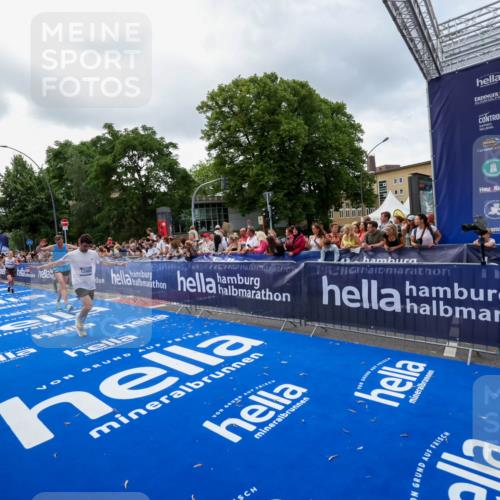 29.06.2025 - hella hamburg halbmarathon Zöllner http://msf.ph/oto/8400996 29.06.2025 10:37:23 Ziel 5003, 12739, 12900, 13854, 14387, 14459, 15888, 17306, 18824 meine-sportfotos.de