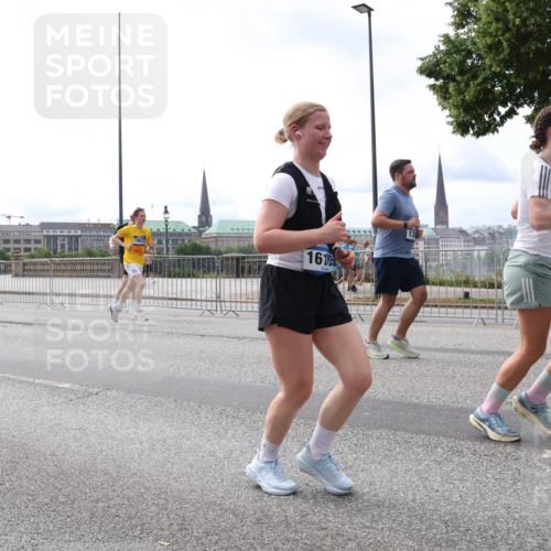 29.06.2025 - hella hamburg halbmarathon Lena Gebhardt http://msf.ph/oto/8401009 29.06.2025 10:23:48 Lombardsbrücke 213, 8181, 16185, 130, 1048, 1304, 1362, 1444, 1545, 2125, 2489, 3013, 4122, 4391, 4597, 4646, 4728, 4990, 5039, 5055, 5160, 5258, 5260, 5358, 5406, 5661, 5954, 6747, 7013, 7029, 7426, 7820, 8031, 8141, 8149, 8181, 8502, 8676, 8717, 9217, 9603, 9715, 10649, 11044, 11300, 11347, 11415, 11454, 11793, 11879, 12874, 13149, 14265, 14510, 14512, 14521, 15709, 15739, 15853, 16185, 16251, 17199 meine-sportfotos.de