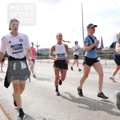 29.06.2025 - hella hamburg halbmarathon Lena Gebhardt http://msf.ph/oto/8401010 29.06.2025 10:16:09 Lombardsbrücke 14559, 9675, 18800, 15571, 2071, 12628, 1156, 1212, 1244, 1308, 1599, 1651, 2071, 2076, 2165, 2436, 2803, 2835, 3030, 3134, 3167, 3648, 4007, 4583, 4637, 4828, 5046, 5294, 5423, 6024, 7753, 7897, 7941, 7942, 8169, 8274, 8554, 8597, 8645, 8746, 8885, 9192, 9601, 9628, 9675, 9784, 9802, 9810, 9881, 10107, 10108, 10139, 10141, 10183, 10292, 10608, 10844, 10990, 11113, 11303, 11344, 11345, 11478, 11774, 11783, 11818, 12427, 12469, 13179, 13818, 13951, 14423, 14550 meine-sportfotos.de