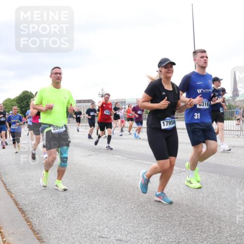 29.06.2025 - hella hamburg halbmarathon Lena Gebhardt http://msf.ph/oto/8401018 29.06.2025 10:58:07 Lombardsbrücke 13553, 9180, 6337, 2013, 11267, 9436, 17956, 31, 316, 13364, 1001, 1123, 1242, 1248, 1265, 1388, 1845, 2015, 2043, 2169, 2273, 2275, 2451, 2567, 2900, 3191, 3540, 3644, 3936, 3954, 4059, 4117, 4429, 4521, 4830, 5104, 5676, 5782, 6316, 6337, 6825, 6916, 7172, 7193, 7262, 7556, 7617, 7664, 7783, 7977, 7990, 8076, 8159, 8439, 8440, 8441, 8442, 8474, 8512, 8713, 8773, 8888, 9059, 9123, 9180, 9239, 9319, 9394, 9398, 9436, 9481, 9613, 9636, 9832 meine-sportfotos.de