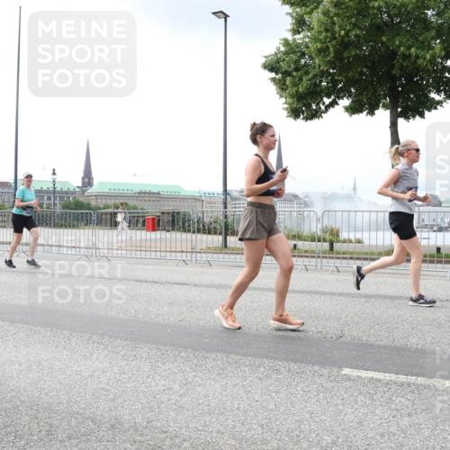 29.06.2025 - hella hamburg halbmarathon Lena Gebhardt http://msf.ph/oto/8401025 29.06.2025 10:40:47 Lombardsbrücke 1075, 1317, 1323, 2042, 2173, 2206, 2299, 2762, 2763, 2858, 3121, 3293, 3295, 3306, 3432, 3694, 3810, 4044, 4234, 4411, 4530, 4612, 4774, 4775, 4906, 4972, 5059, 5549, 5702, 5753, 5975, 6076, 6098, 6163, 6229, 6278, 6280, 6289, 6363, 6463, 6842, 7293, 7829, 7956, 8053, 8054, 8307, 8378, 8391, 8429, 8430, 9009, 9237, 10644, 11053 meine-sportfotos.de