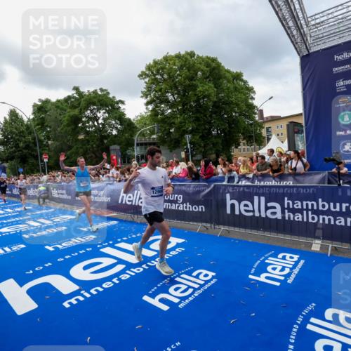 29.06.2025 - hella hamburg halbmarathon Zöllner http://msf.ph/oto/8401032 29.06.2025 10:37:24 Ziel 5003, 12739, 12900, 13854, 14387, 14459, 15888, 17306, 18159, 18723, 18824 meine-sportfotos.de