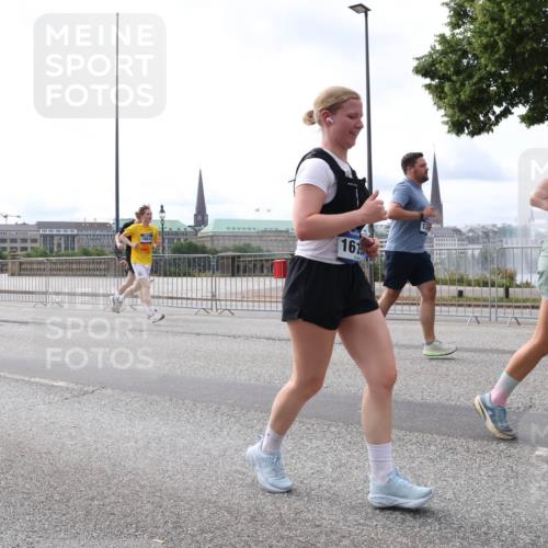 29.06.2025 - hella hamburg halbmarathon Lena Gebhardt http://msf.ph/oto/8401038 29.06.2025 10:23:48 Lombardsbrücke 19017, 16, 8181, 1048, 1304, 1362, 1444, 1545, 2125, 2489, 3013, 4122, 4391, 4597, 4646, 4728, 4990, 5039, 5055, 5160, 5258, 5260, 5358, 5406, 5661, 5954, 6747, 7013, 7029, 7426, 7820, 8031, 8141, 8149, 8181, 8502, 8676, 8717, 9217, 9603, 9715, 10649, 11044, 11300, 11347, 11415, 11454, 11793, 11879, 12874, 13149, 14265, 14510, 14512, 14521, 15709, 15739, 15853, 16185, 16251, 17199 meine-sportfotos.de