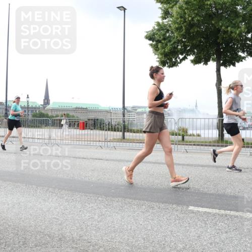 29.06.2025 - hella hamburg halbmarathon Lena Gebhardt http://msf.ph/oto/8401065 29.06.2025 10:40:47 Lombardsbrücke 1075, 1317, 1323, 2042, 2173, 2206, 2299, 2762, 2763, 2858, 3121, 3293, 3295, 3306, 3432, 3694, 3810, 4044, 4234, 4411, 4530, 4612, 4774, 4775, 4906, 4972, 5059, 5549, 5702, 5753, 5975, 6076, 6098, 6163, 6229, 6278, 6280, 6289, 6363, 6463, 6842, 7293, 7829, 7956, 8053, 8054, 8307, 8378, 8391, 8429, 8430, 9009, 9237, 10644, 11053 meine-sportfotos.de